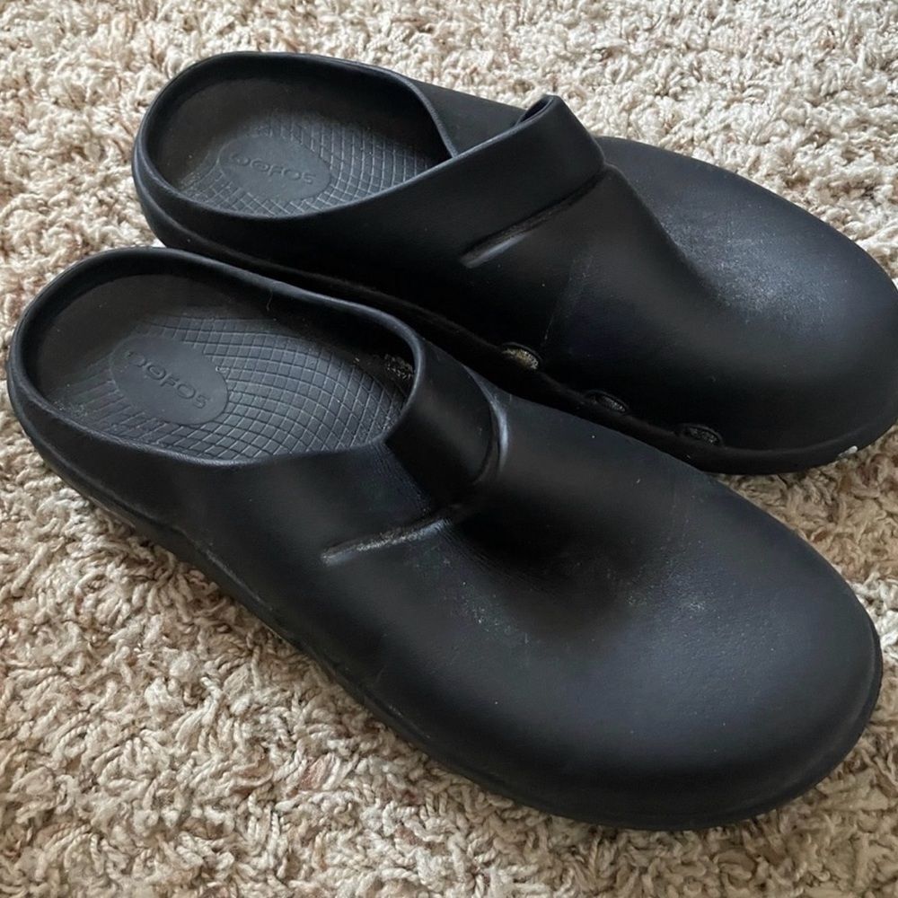 OOFOS Black Slip-On Loafers with Streamlined Design
